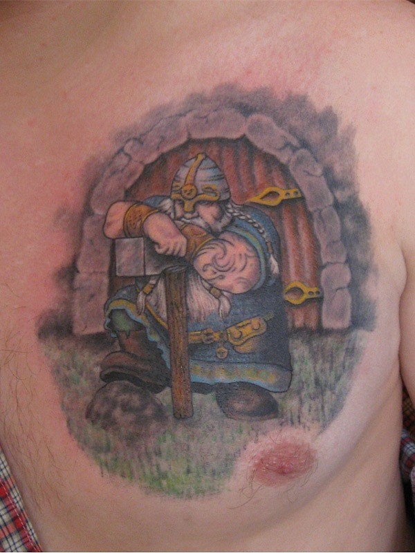 卡通维京战士卫兵和斧头胸部纹身图案