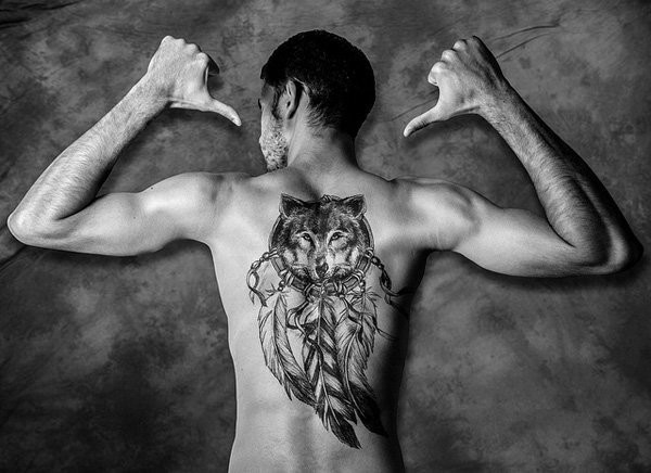 男性背部传统印第安捕梦网和狼头纹身图案