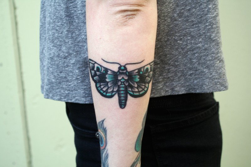 小巧可爱的彩色蝴蝶手臂纹身图案