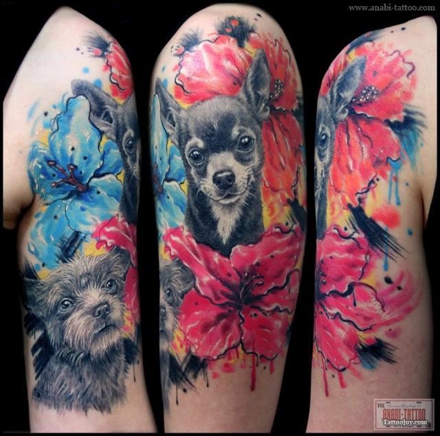 大臂写实的可爱狗头像和抽象花朵纹身图案