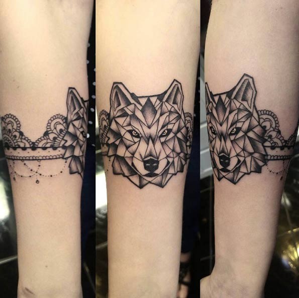 个性的黑色几何组合狼头手臂纹身图案