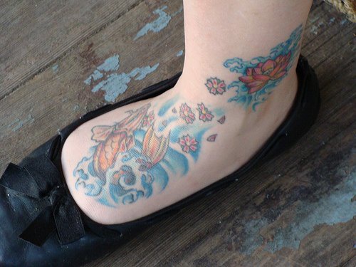 橙色鲤鱼和莲花脚踝纹身图案