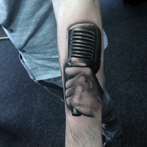 手臂3D逼真的老式麦克风纹身图案