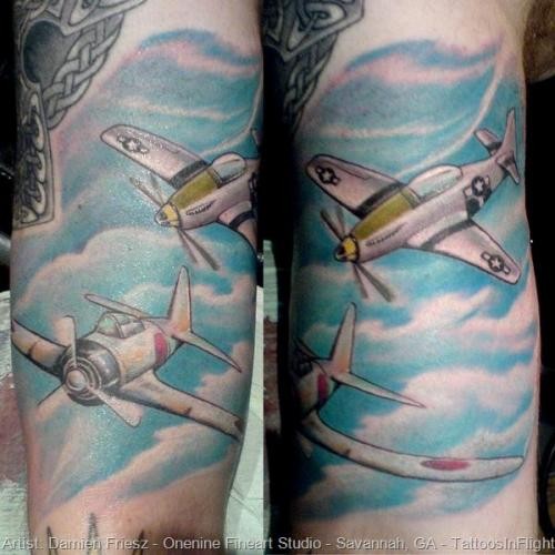 手臂彩色的天空和飞机纹身图案