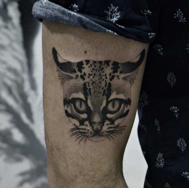手臂微小的自然黑色野猫头像纹身图案