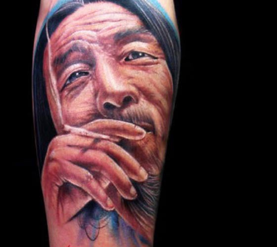 插画式彩色男子吸烟肖像手臂纹身图案