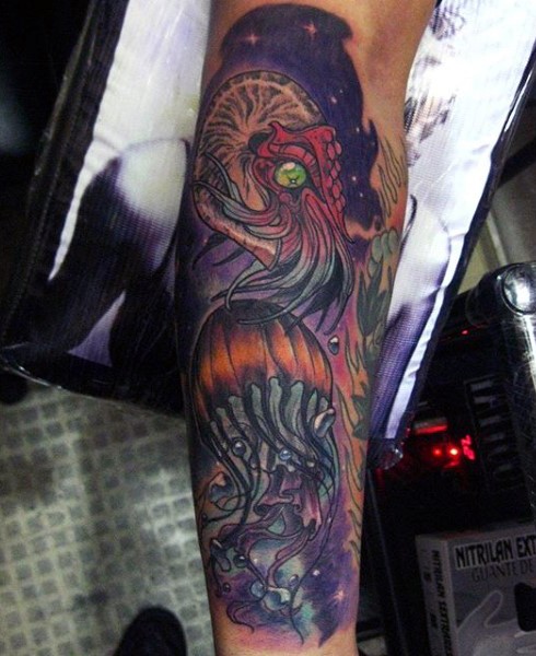 手臂壮丽的五彩水母个性纹身图案