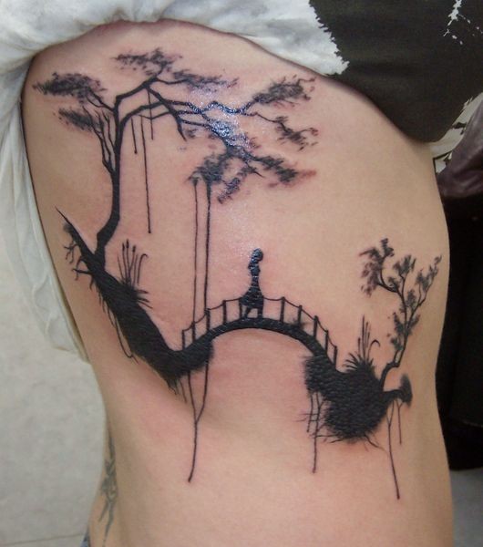侧肋黑色景观与吊桥纹身图案