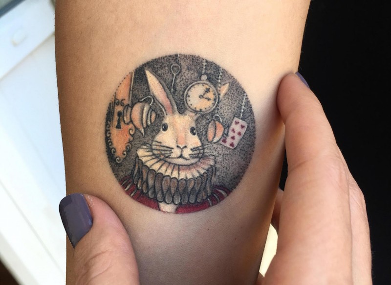 手臂彩色的卡通兔子纹身图案