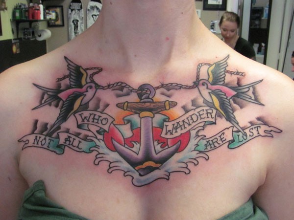 胸部船锚和两只燕子字母纹身图案