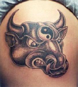 愤怒的公牛与阴阳八卦纹身图案