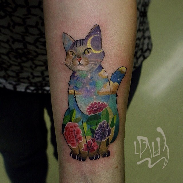 可爱的小猫结合花卉和夜空手臂纹身图案