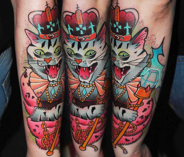 可爱的卡通风格国王猫与钻石手臂纹身图案