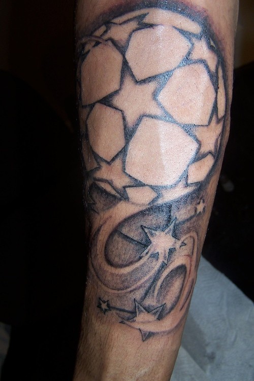 手臂黑白足球与星星纹身图案