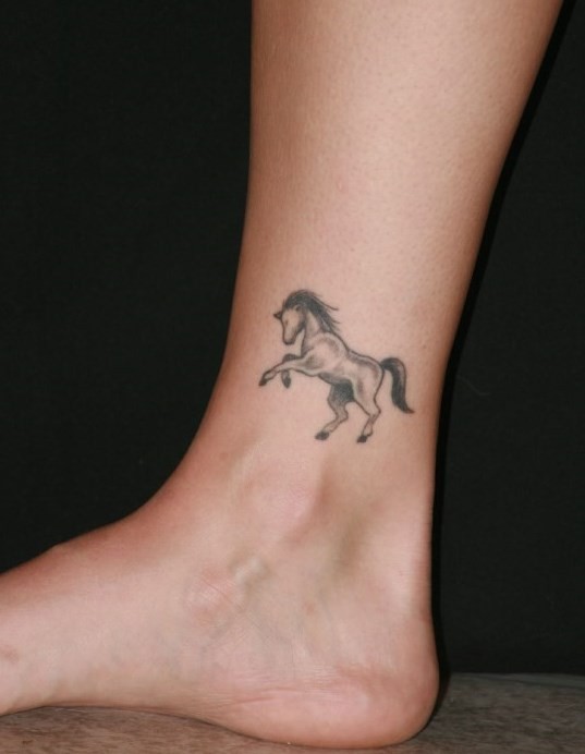 漂亮的小马脚踝纹身图案