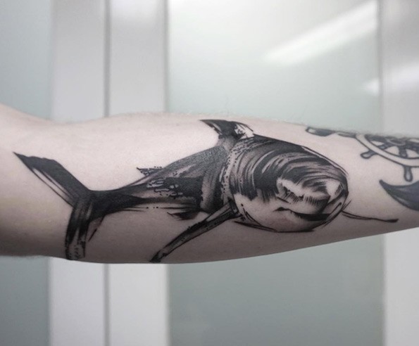 素描风格黑色大鲨鱼手臂纹身图案