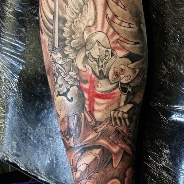 手臂彩色的卡通天使战士与红十字架纹身图案