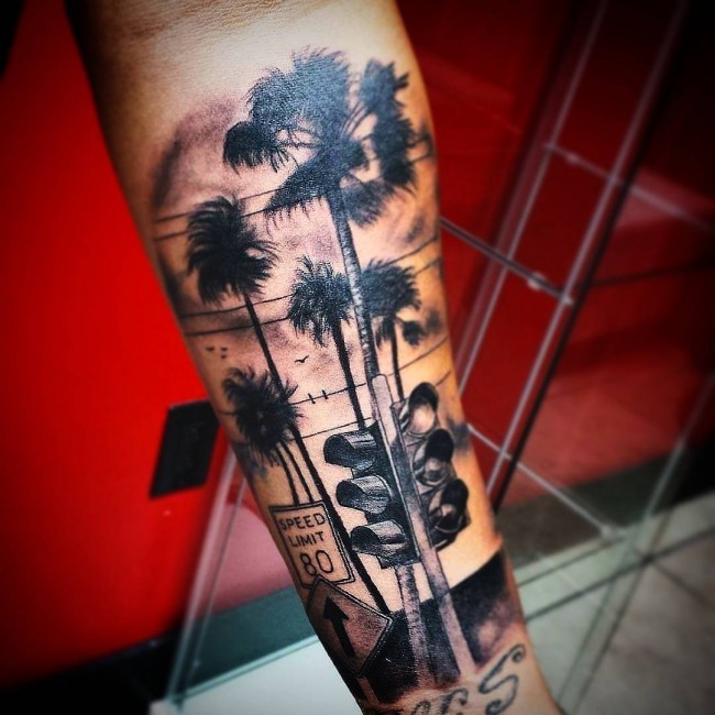 壮观的写实棕榈树与路标手臂纹身图案