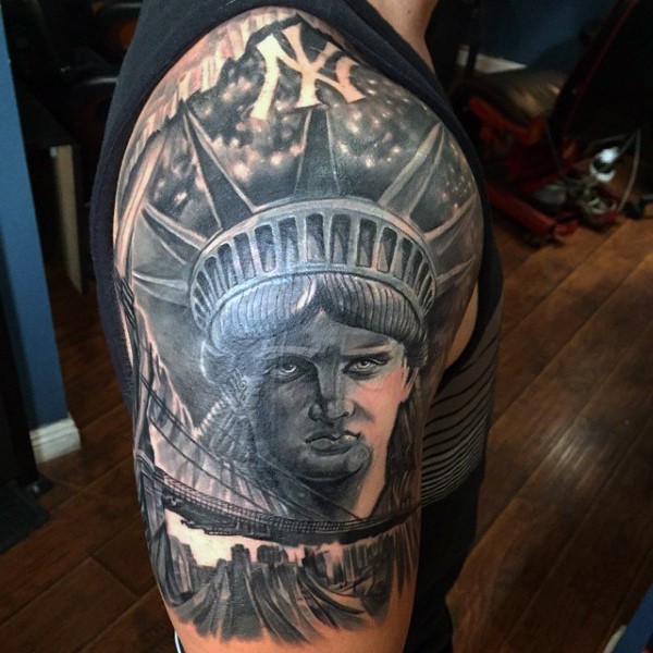 灰色的自由女神像结合美国建筑纹身图案