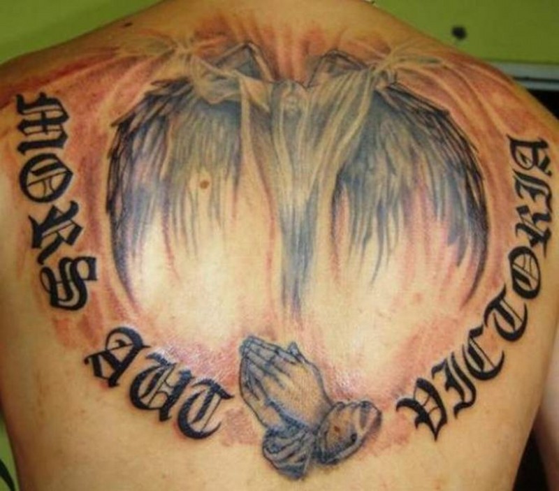 背部彩色的天使和祈祷之手字符纹身图案