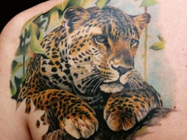 美丽的豹子彩绘背部纹身图案