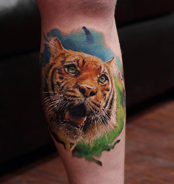 小腿彩色的3D老虎纹身图案