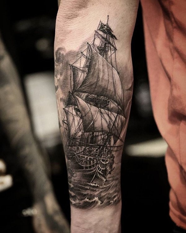 黑灰色大型海盗帆船手臂纹身图案