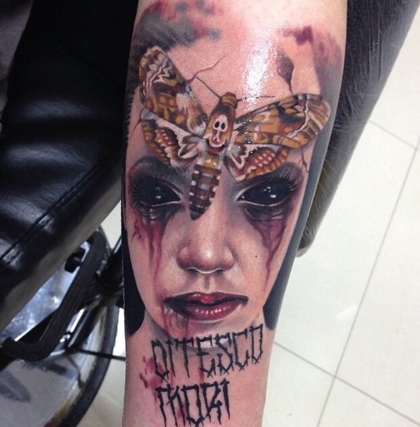 令人毛骨悚然的恶魔女人与蝴蝶手臂纹身图案
