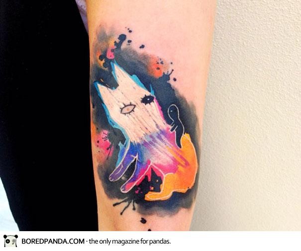 手臂抽象风格的彩色神秘生物纹身图案