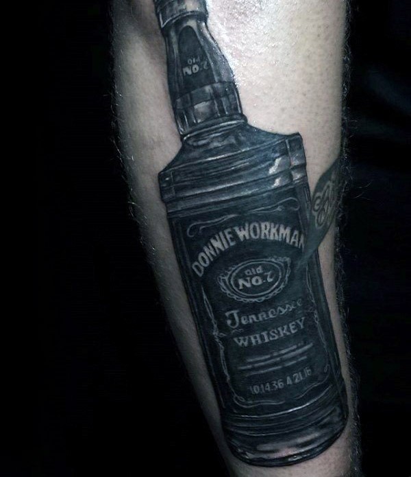 写实风格黑色的威士忌瓶手臂纹身图案