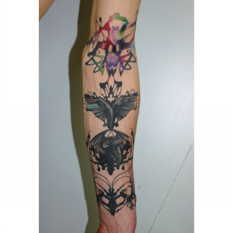 手臂抽象风格的彩色蝴蝶纹身图案