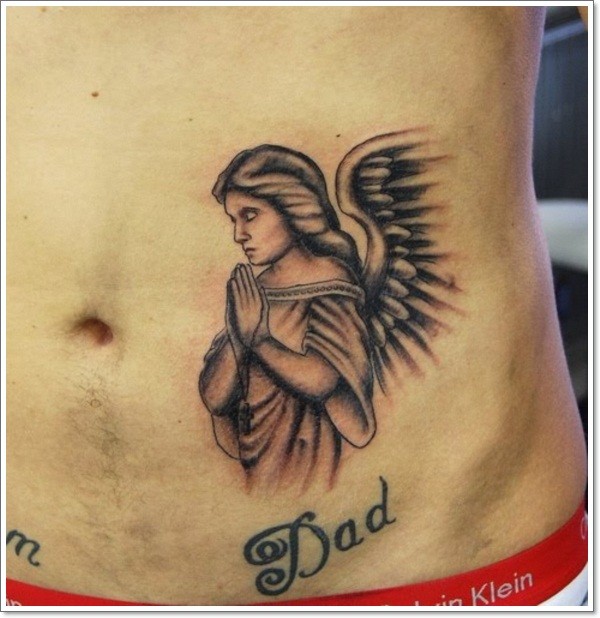 腹部可爱的黑色祈祷天使雕像与字母纹身图案