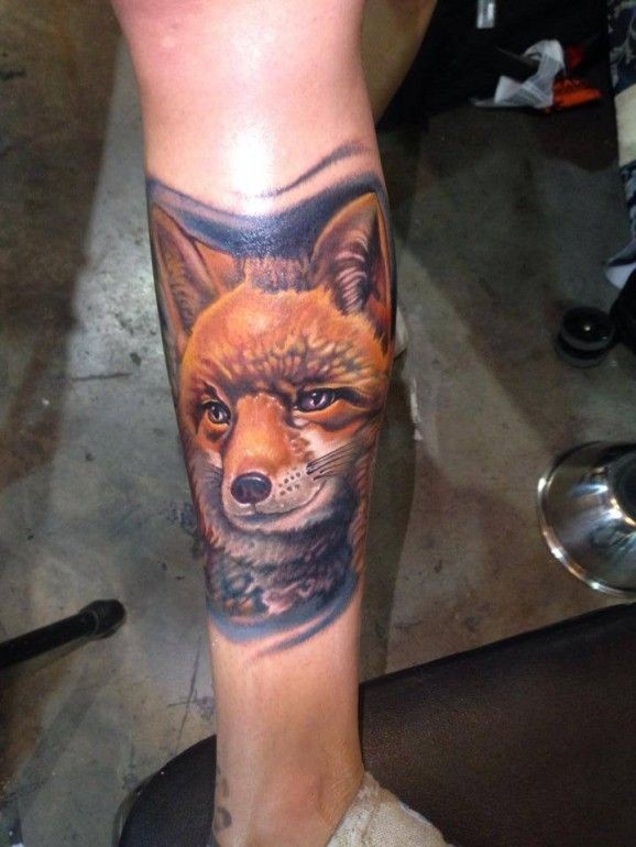 写实的红色狐狸头小腿纹身图案