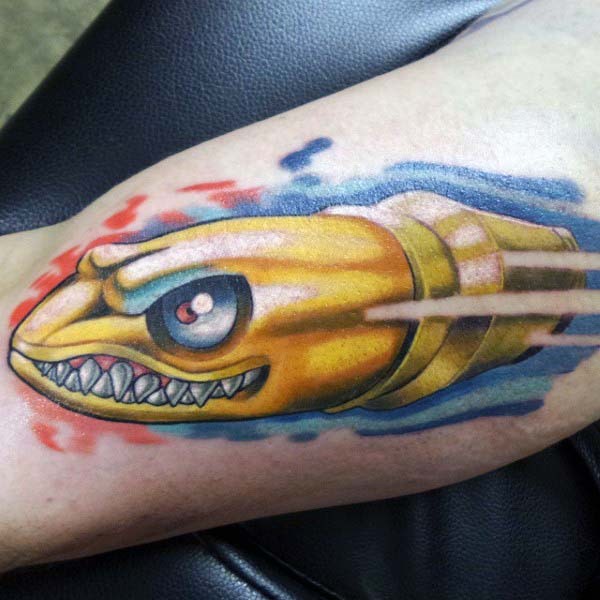 3D鲨鱼形的金色子弹手臂纹身图案