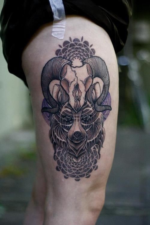 大腿五彩狼头与羊头骨和部落饰品纹身图案