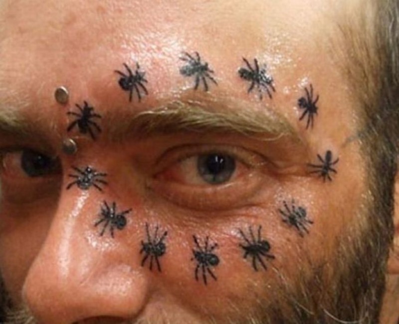 小小的黑色蚂蚁眼睛周围纹身图案