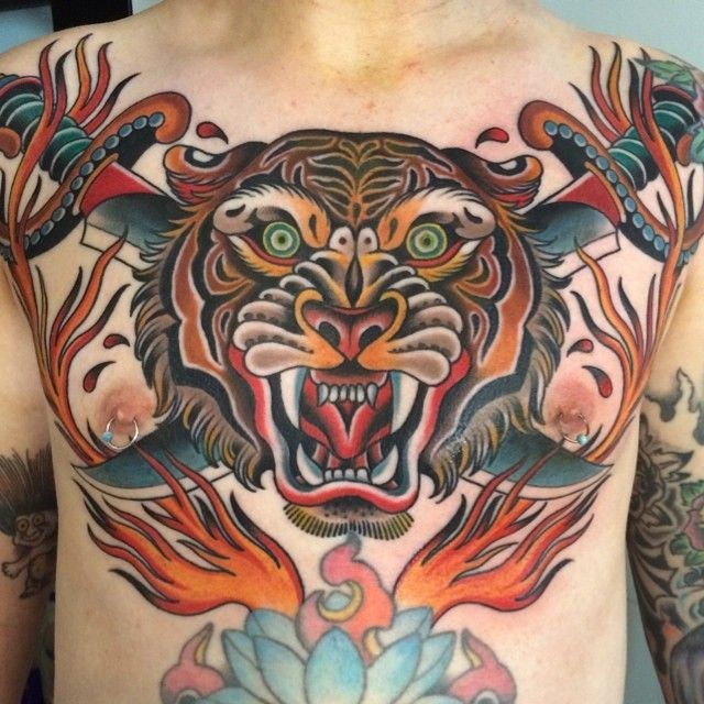 胸部美式传统的彩色老虎和交叉匕首火焰纹身图案