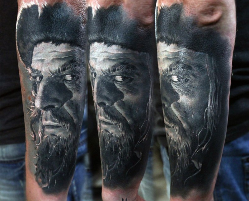 写实风格的彩色海盗肖像手臂纹身图案