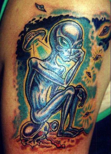 生动色彩的悲伤外星人纹身图案