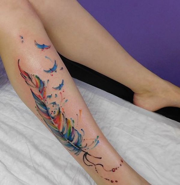 小腿3D风格美丽的彩色羽毛和小鸟纹身图案