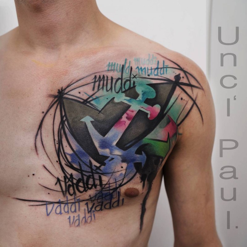 胸部彩色的船锚和字母抽象风格纹身图案