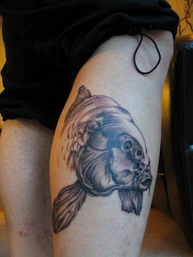 大腿奇怪的鱼纹身图案