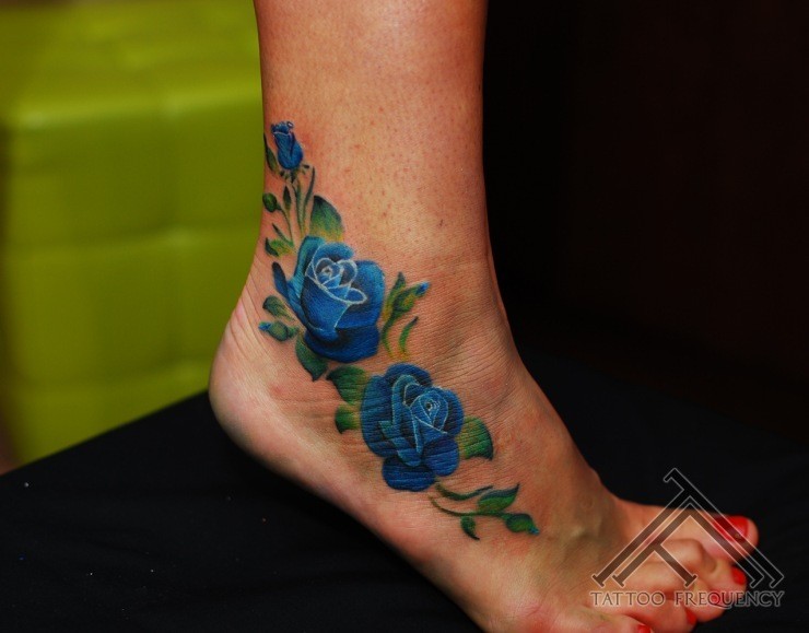 脚踝惊艳的蓝色玫瑰纹身图案