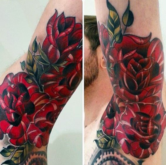 手臂大红色玫瑰与树叶纹身图案