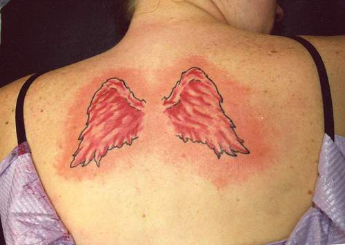背部红色的天使小翅膀纹身图案