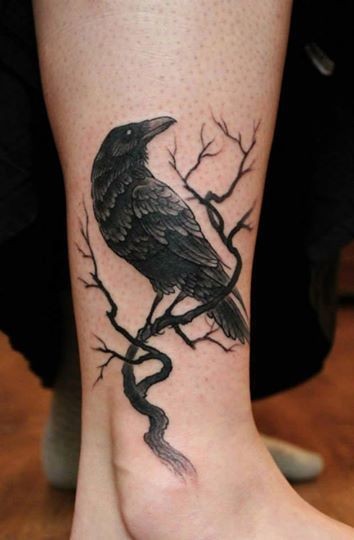 黑色写实的乌鸦和树枝脚踝纹身图案