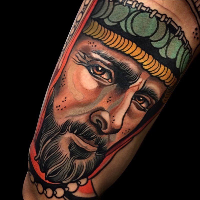 彩色的悲伤男子脸手臂纹身图案