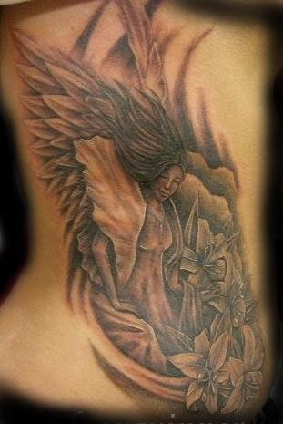 天使女孩与花朵背部纹身图案