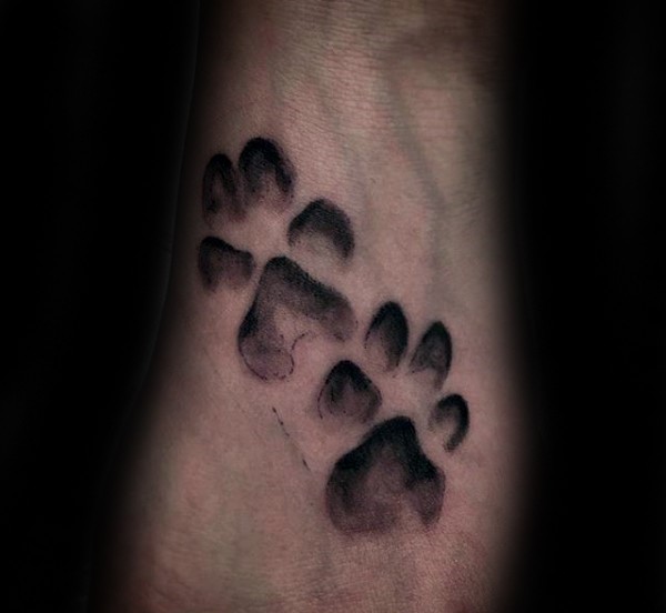 黑色的动物爪印简约纹身图案