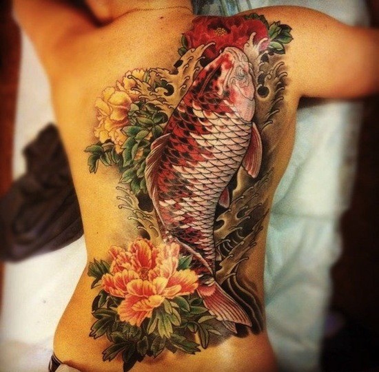 满背写实的日式牡丹花和锦鲤鱼彩色纹身图案